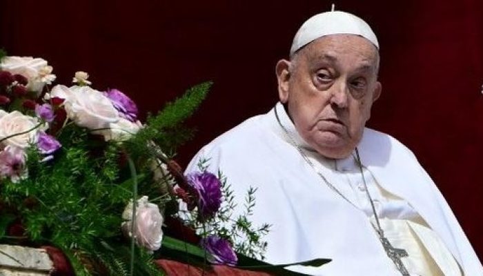 Hadir Misa Paskah, Menyerukan Perdamaian dan Kemanusiaan