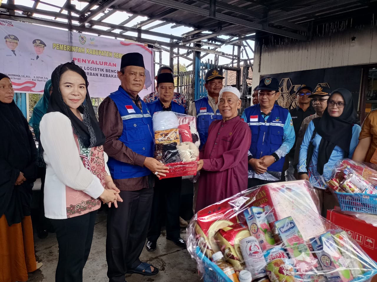 Tinjau Lokasi Kebakaran, Bupati Serahkan Bantuan Tanggap Darurat