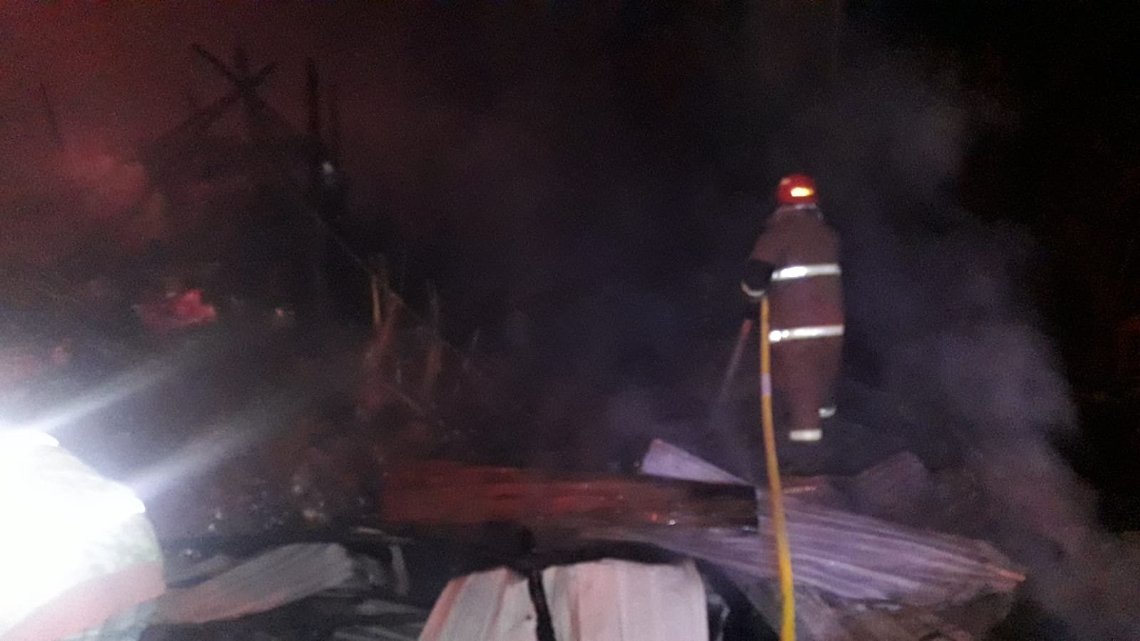 Diduga Korsleting, Dua Toko Ludes Terbakar