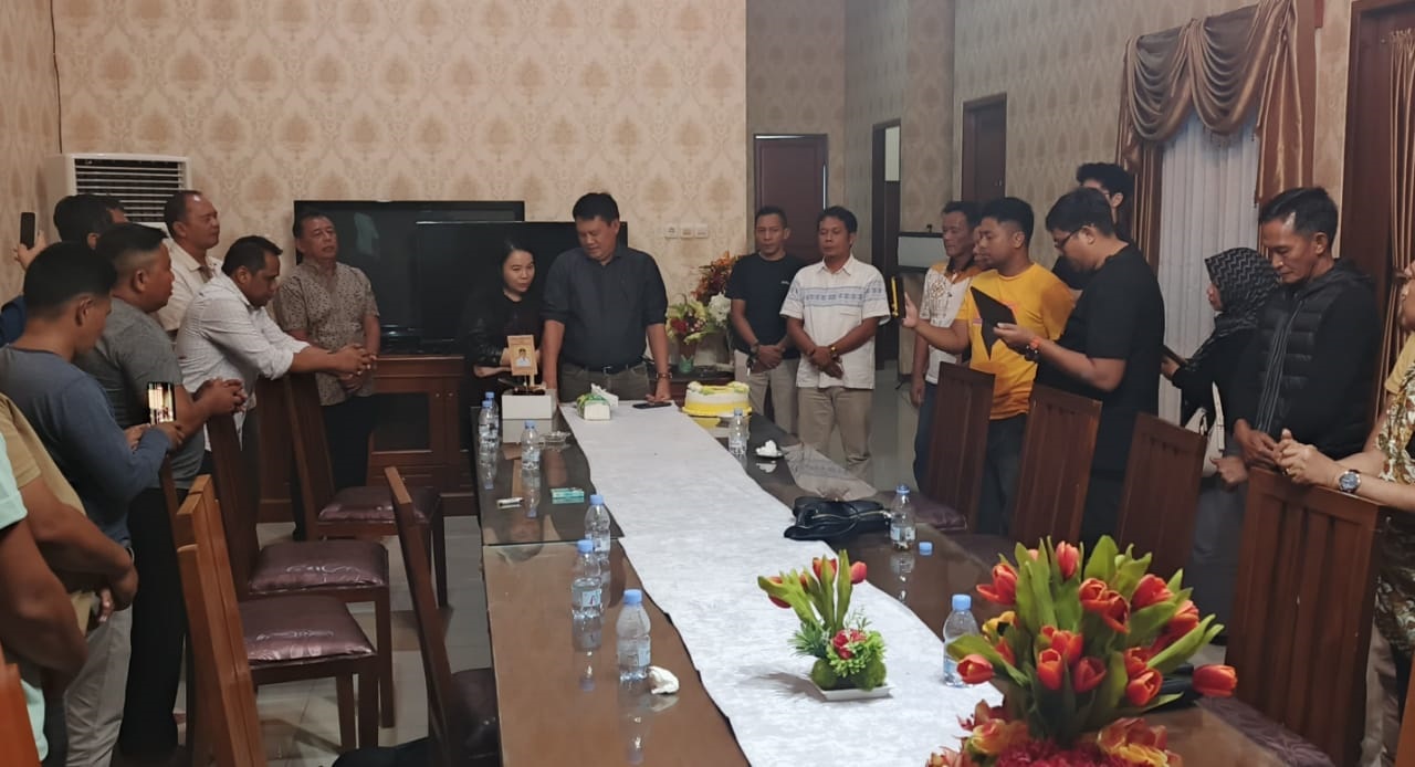 Kalteng Pos Group Beri Kejutan Ultah Bupati Seruyan