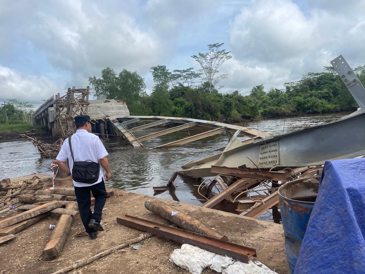 Pembangunan Jembatan Terusan yang Ambruk Belum Jelas