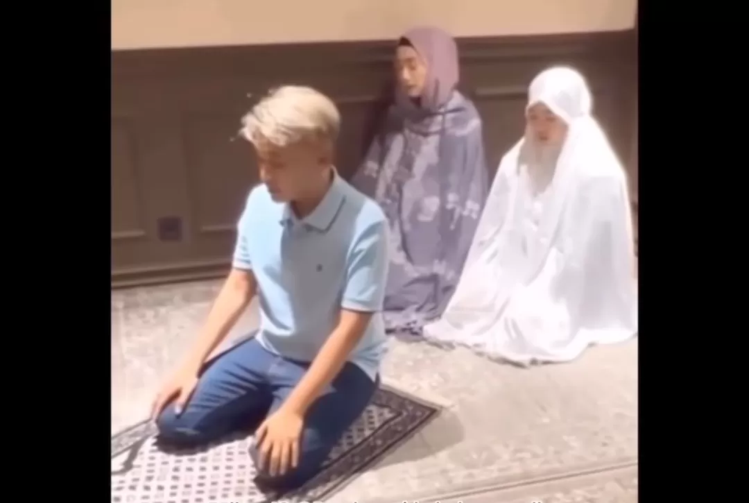 Ruben Onsu Jadi Imam Sholat Desy Ratnasari dan Putrinya Nasywa
