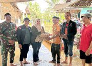 Wabup Salurkan Bantuan bagi Warga Terdampak Banjir