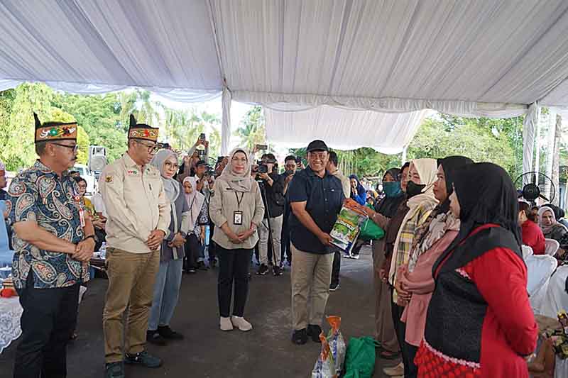 Bagikan 3.000 Paket Gratis di Pasar Murah 