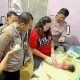 Bayi Bertali Pusar Dalam Kardus di Teras Gereja