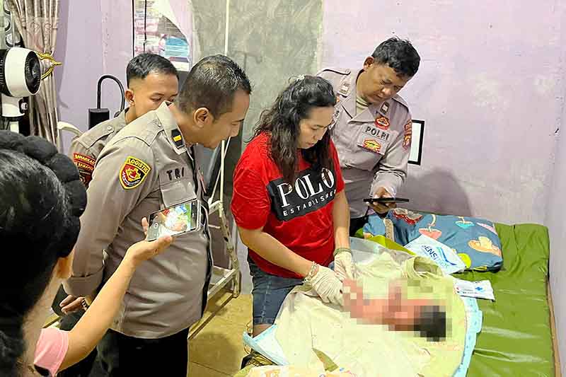 Bayi Bertali Pusar Dalam Kardus di Teras Gereja