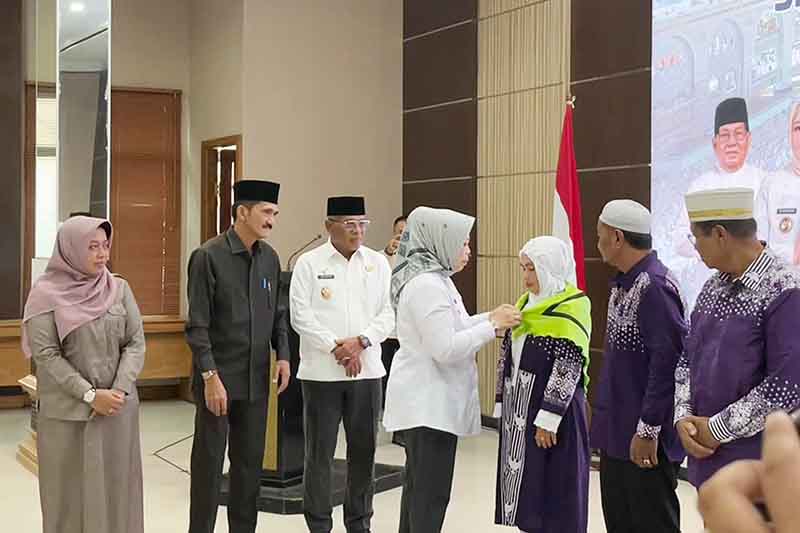 Bupati Berangkatkan Jemaah Calon Haji Kobar 