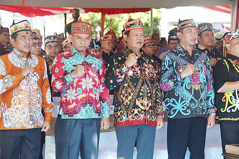 Bupati Seruyan Tampil Dalam Pemberian Gelar Adat di Kalteng