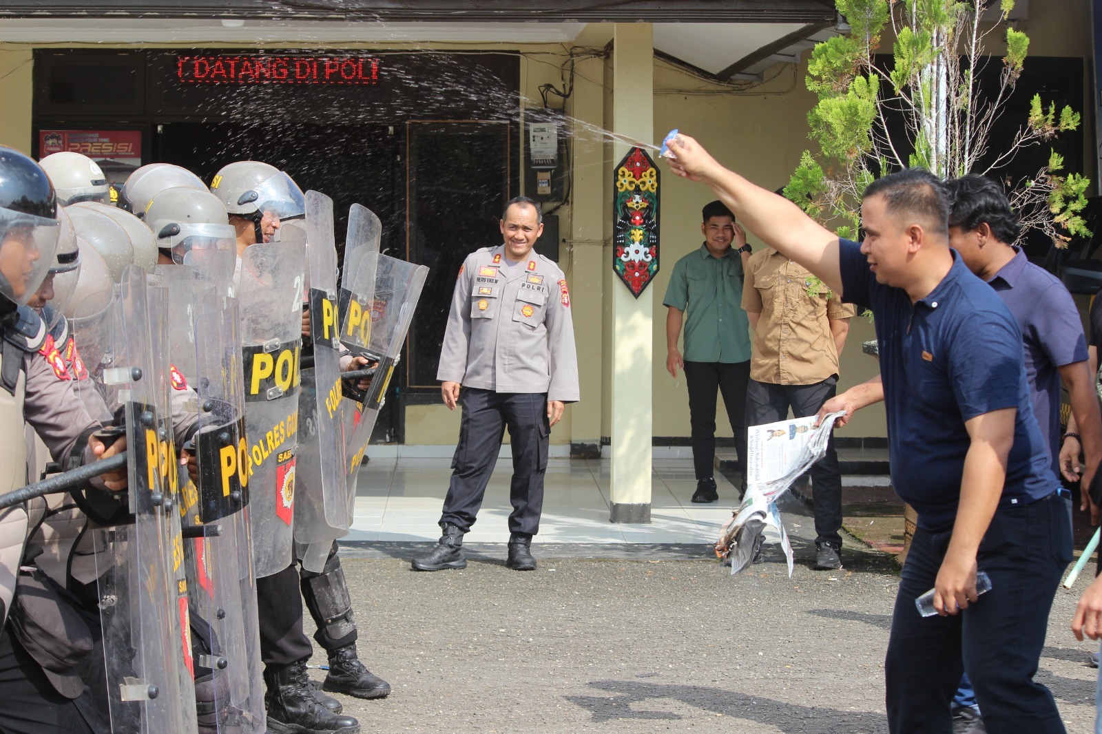 Polres Gumas Simulasi Hadapi Massa Anarkis