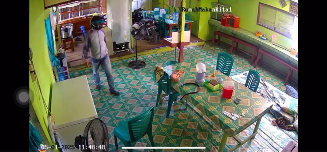 Aksi Pencuri Dua Ponseldi Warung Terekam CCTV