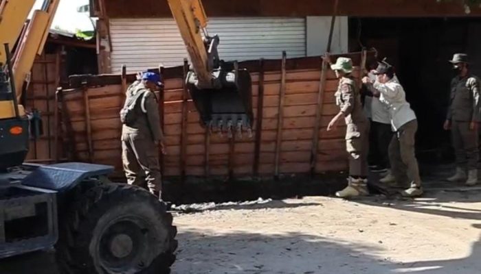 Bangunan di Atas Drainase Dibongkar Paksa