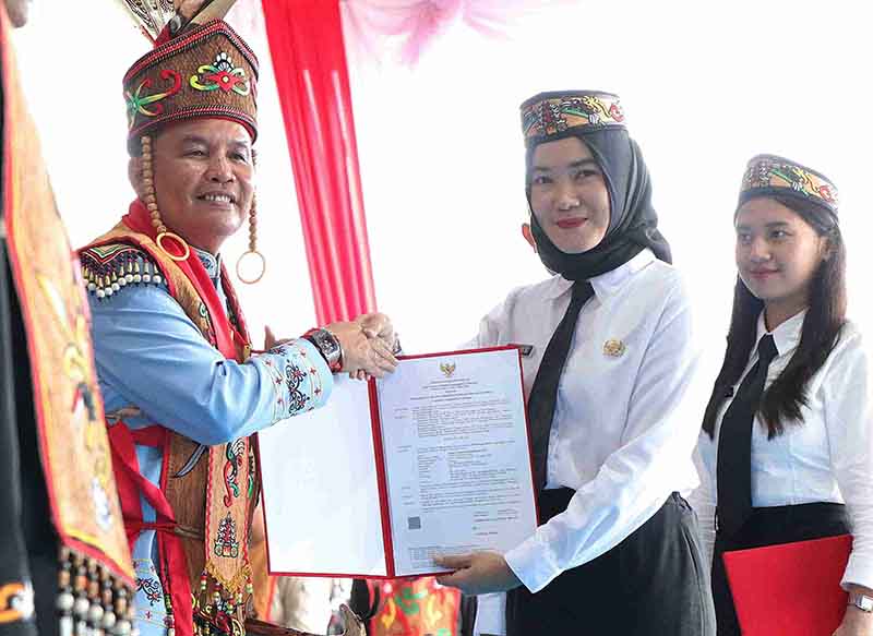 Gubernur Serahkan SK CPNS dan PPPK Tahap I