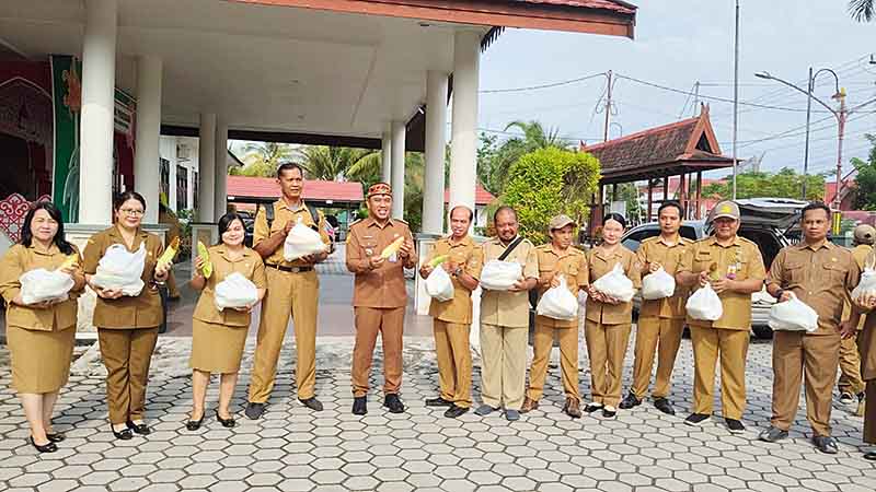 Hasil Panen Perdana Jagung Dibagikan di UPT Pundu