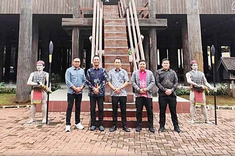 Jimmy Carter Tinjau Anjungan Kalteng di TMII