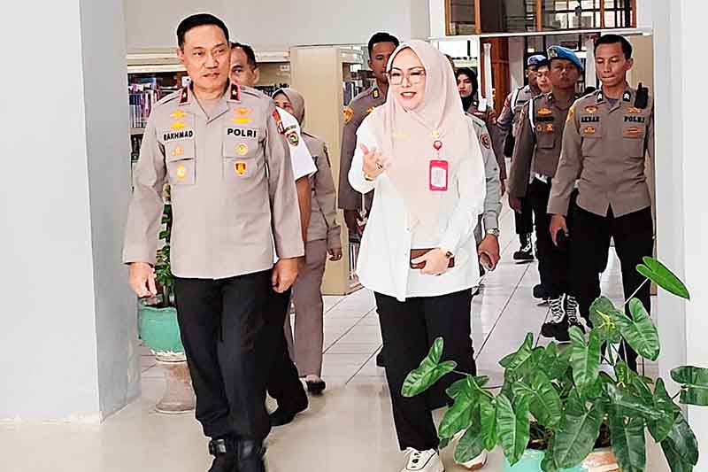 Kadispursip Terima Buku Karya Wakapolda 