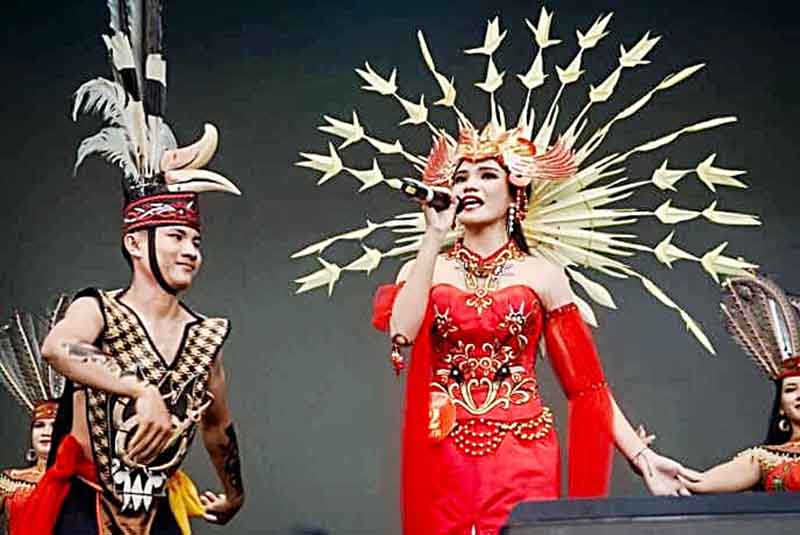 Lantunan Sajak Karungut Sejukan Juri dan Penonton