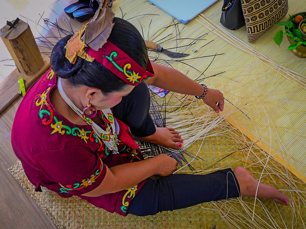 Lomba Manjawet Uwei Perkenalkan Potensi Seni Kriya Khas Dayak 