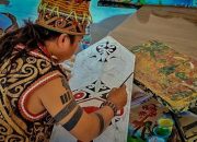 Lukis Kisah Pertahanan Suku Dayak, Setiap Garis Memiliki Makna