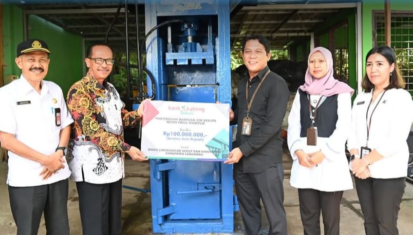 Mudahkan Pengelolaan Sampah, Pemkab Terima Alat Hidrolik dari Bank Kalteng 