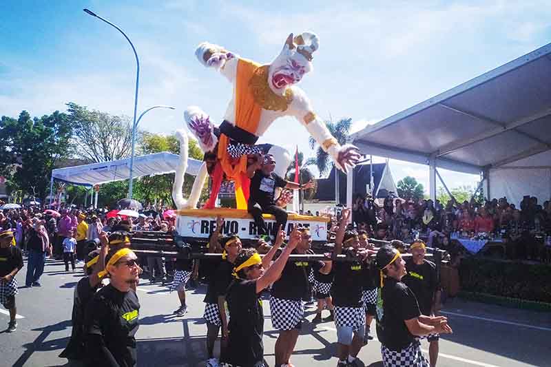Patung Kera Raksasa Kotingen Kobar Curi Perhatian Warga