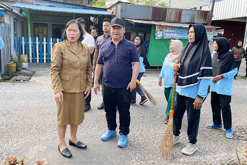 Pemkab dan DPRD Kotim Gotong Royong Bersihkan Jalan 