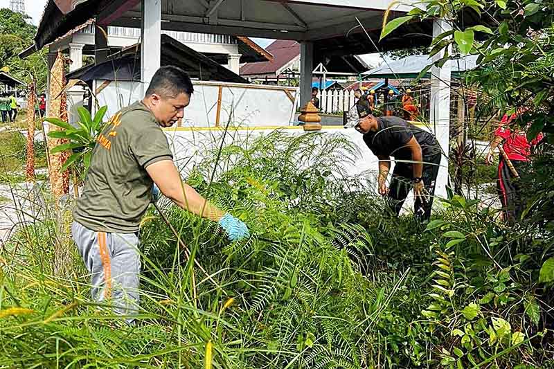 Satpol PP Gelar Baksos Bersihkan Area TPU 