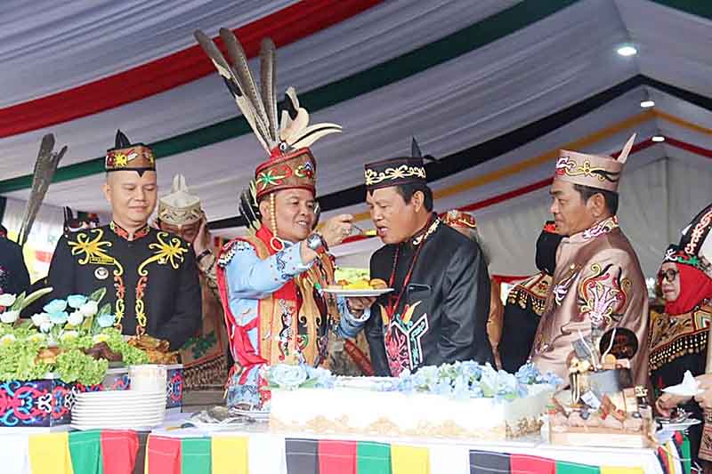 Suapan Agustiar ke Bupati Simbol Cinta Keluarga dan Lingkungan Ramah Anak
