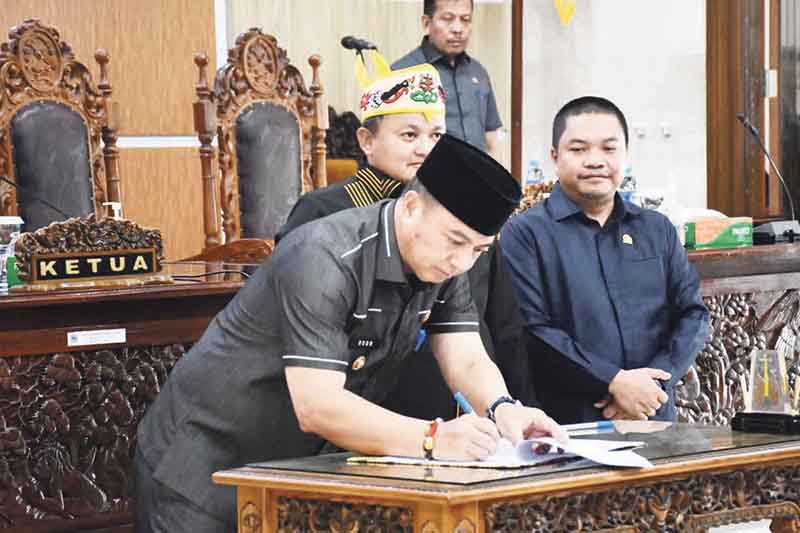 Wabup Hadiri Paripurna Penandatanganan Nota Kesepakatan RPJMD