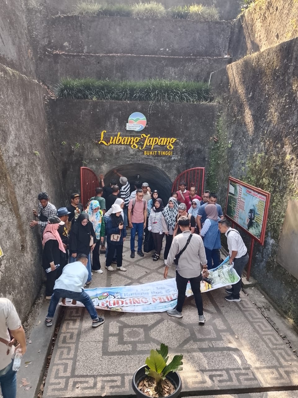 Pegawai Depdagri Histeris, Menolak Masuk Bunker