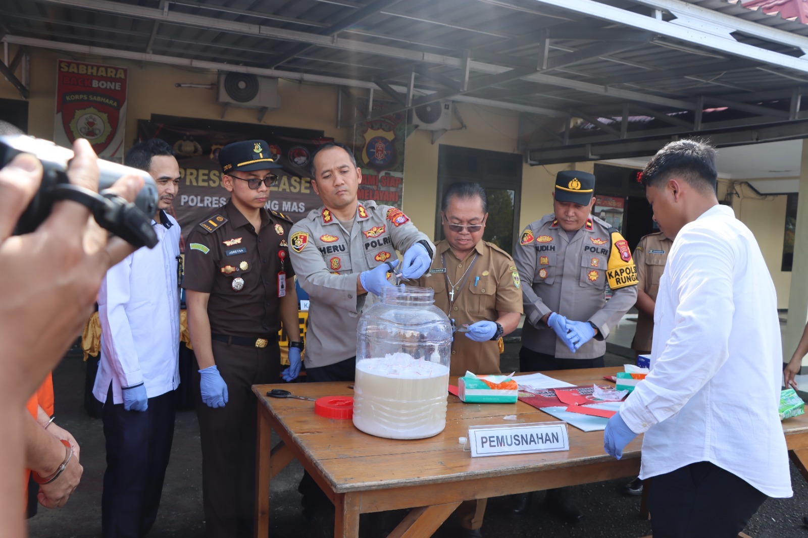 Polres Gumas Musnahkan Puluhan Gram Sabu