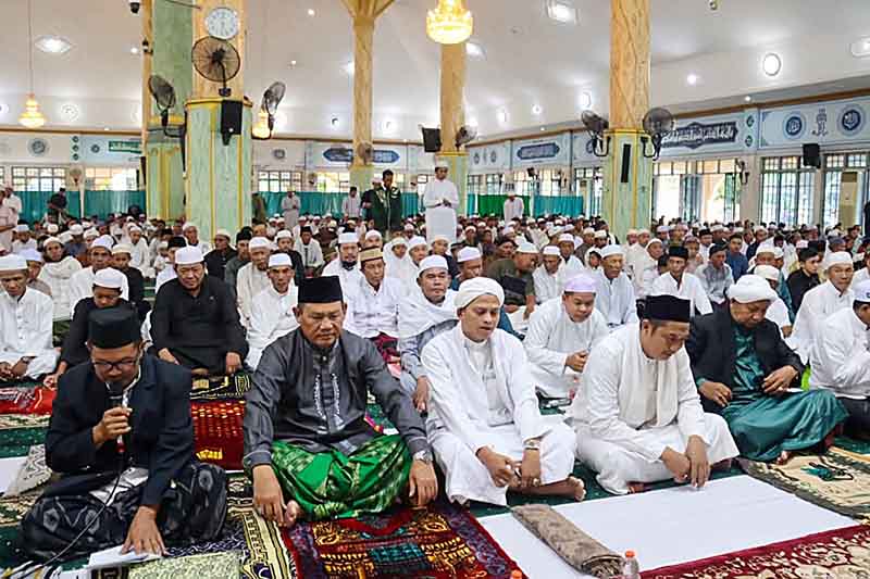 Bupati Tunaikan Sholat Ied di Masjid Agung Nurul Yaqin