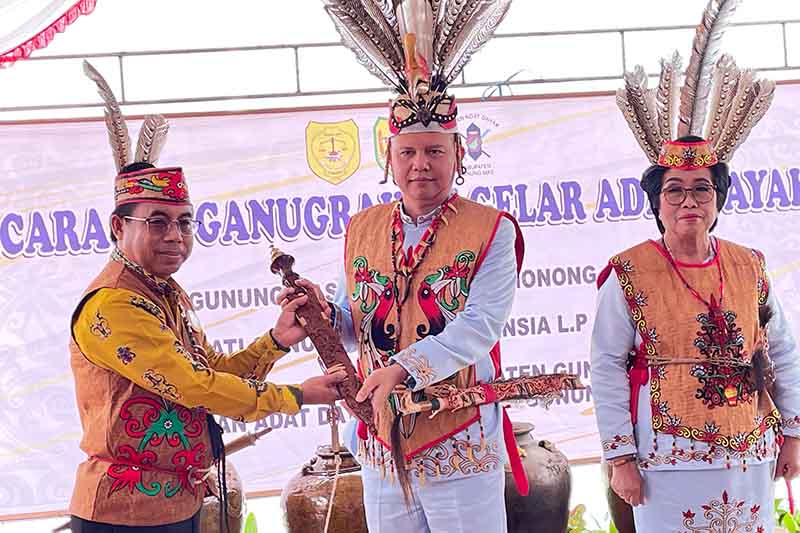 Bupati dan Wabup Dianugerahi Gelar Tamanggung dan Nyai