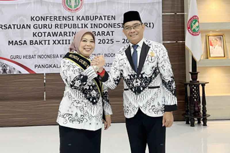 Dikukuhkan Jadi Ibunda Guru, Nurhidayah Berkomitmen Mendukung Perjuangan PGRI 