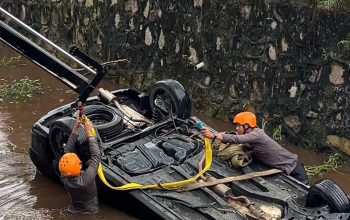 Hujan Deras dan Sopir Mengantuk, Mobilio Masuk Parit