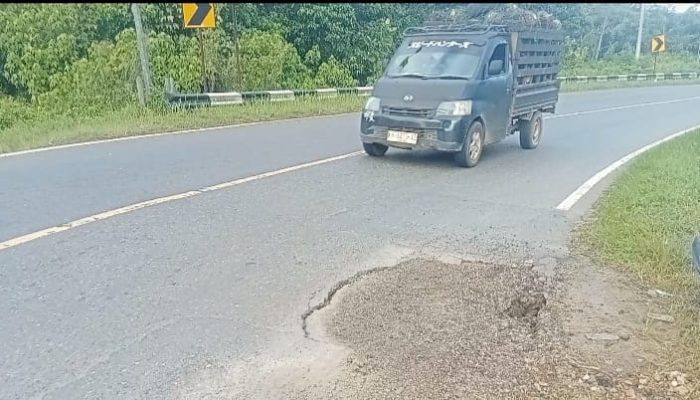 Jalan Trans Kalimantan di Mantaren Terancam Amblas