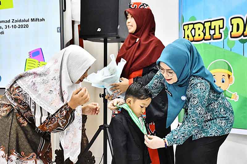 Ketua TP-PKK Hadiri Kelulusan Peserta Didik Al-Firdaus