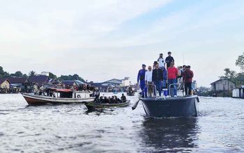 Lestarikan Tradisi, Masduki Ikut Perang Air di Sungai Jelai 