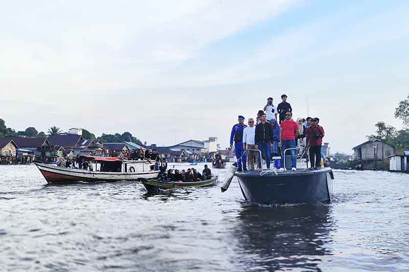 Lestarikan Tradisi, Masduki Ikut Perang Air di Sungai Jelai 