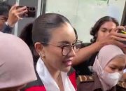 Momen Nikita Mirzani Dimarahi Hakim karena Ngobrol saat Sidang Kasus Pemerasan