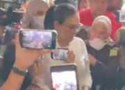 Nikita Mirzani Ngamuk ke Petugas Usai Sidang Kasus Pemerasan: Gue Bukan Pembunuh!