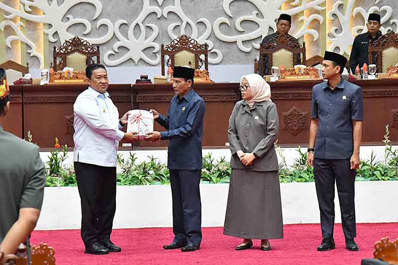 Pemprov Serahkan Naskah Raperda RPJMD 2025-2029 ke DPRD