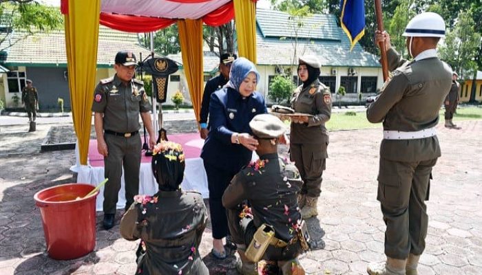 Bupati Sematkan Baret Anggota Baru Satpol PP Kobar