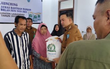 Upaya Pemkab Ringankan Beban Ekonomi Masyarakat, Bupati Lamandau Salurkan Bantuan Beras