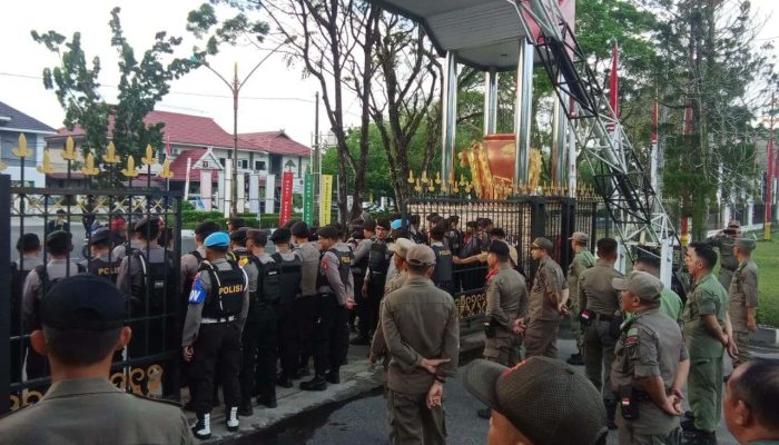 Satpol PP Kalteng Amankan Aksi Damai Evaluasi 100 Hari Kinerja Gubernur
