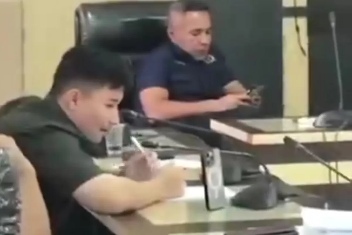 Anggota DPRD Termuda di Kendari Tertangkap Kamera Ngevape saat Rapat Bahas Buruh di-PHK
