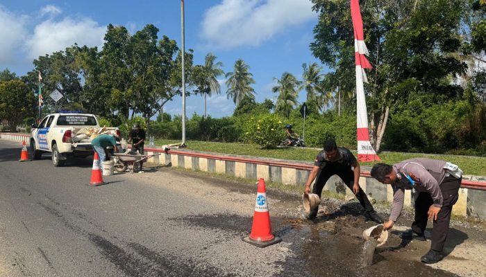 Satlantas Polres Seruyan Perbaiki Jalan Berlubang