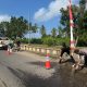 Satlantas Polres Seruyan Perbaiki Jalan Berlubang