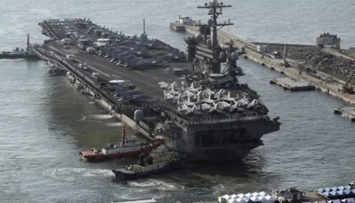 Kapal Induk AS USS Nimitz Berlayar Lintasi Perairan Belawan