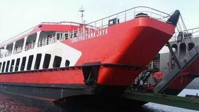 Kapal Penyeberangan ke Bali Tenggelam