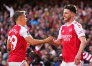 Leandro Trossard (kiri) dan Declan Rice